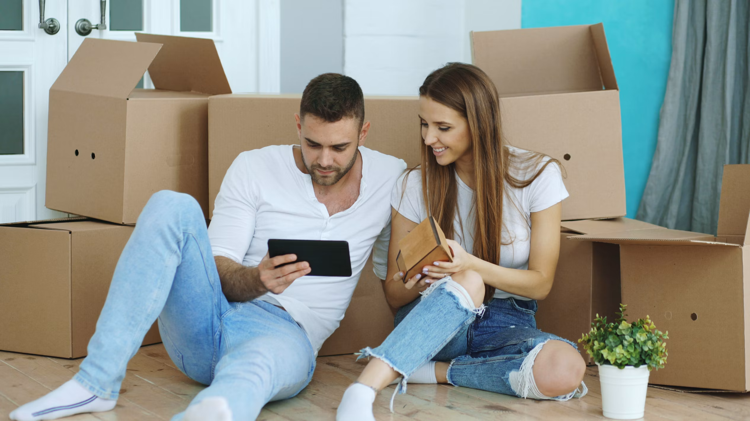 deux personnes échangeant chaleureusement autour d'un projet immobilier