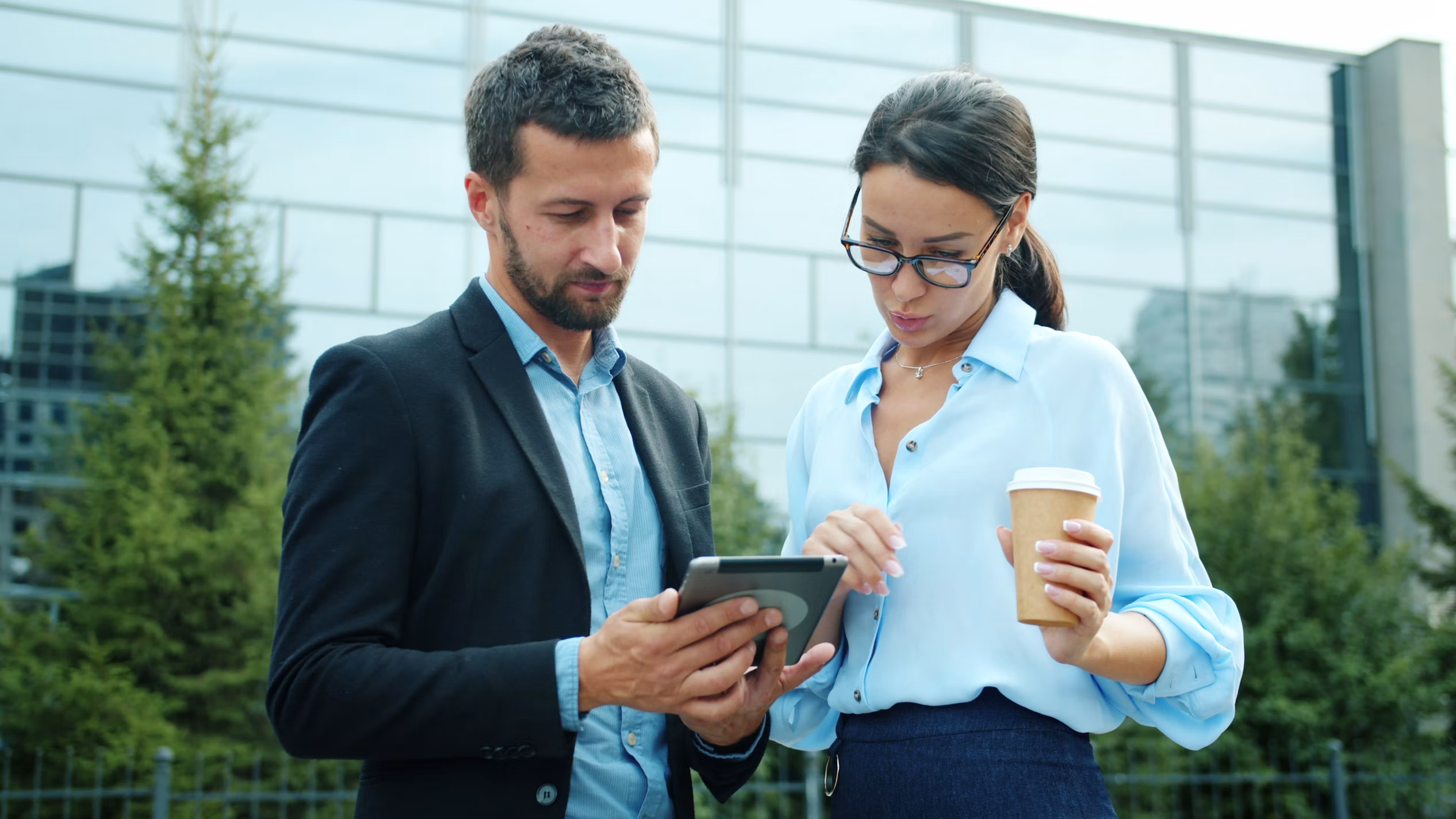 conseiller immobilier et courtier échangeant sur une tablette