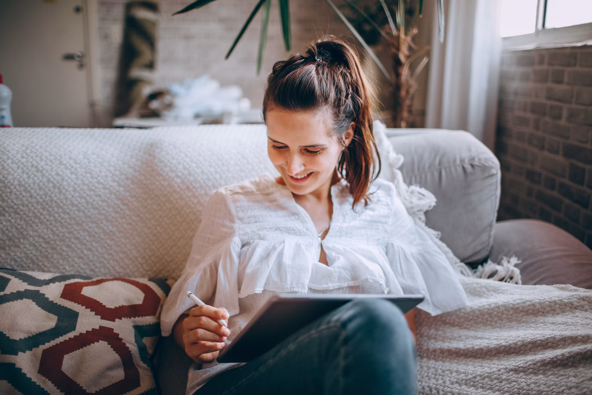 acquéreuse souriante consultant son projet immobilier sur une tablette