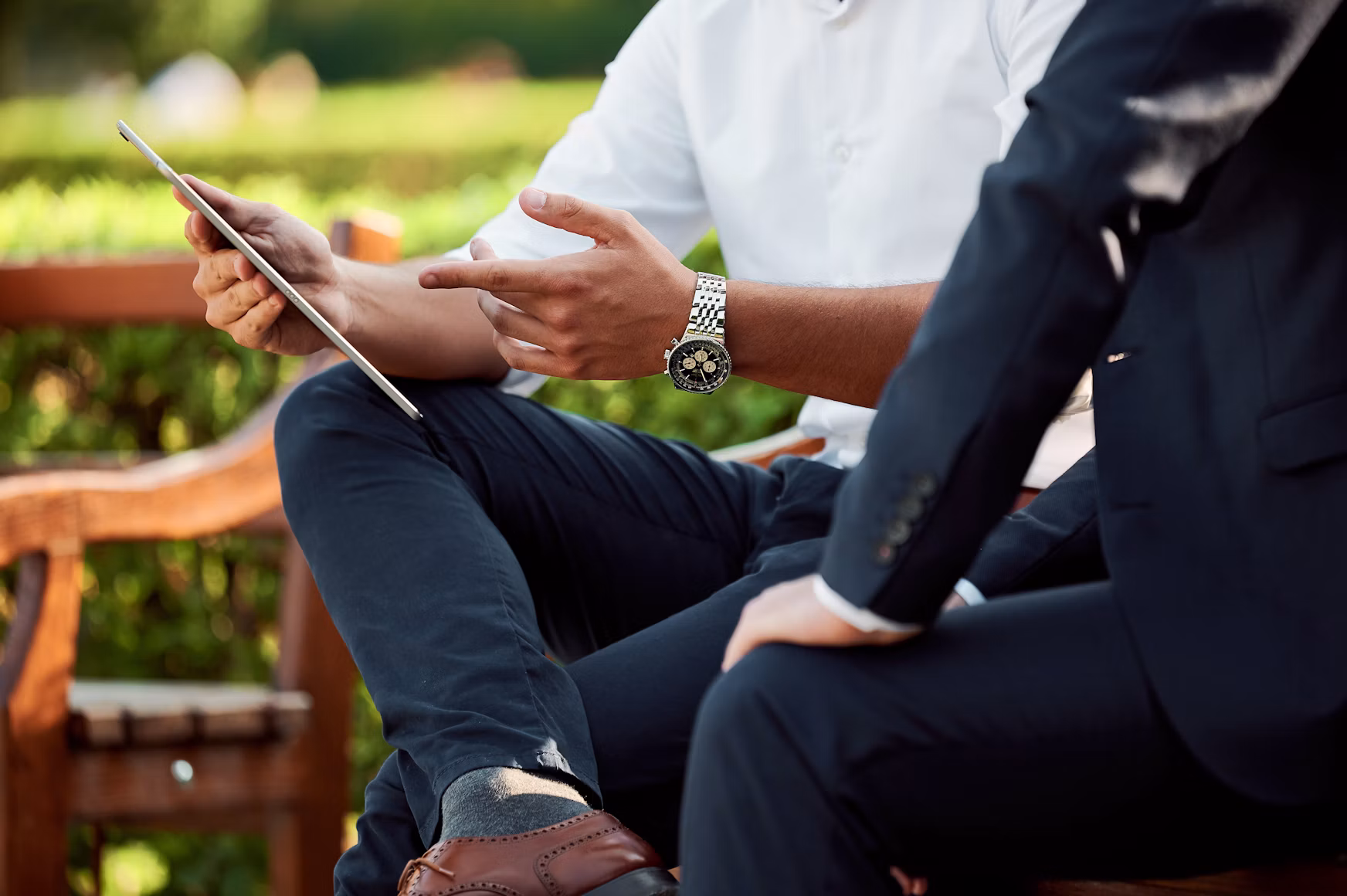 conseiller immobilier présentant un projet à un client sur une tablette
