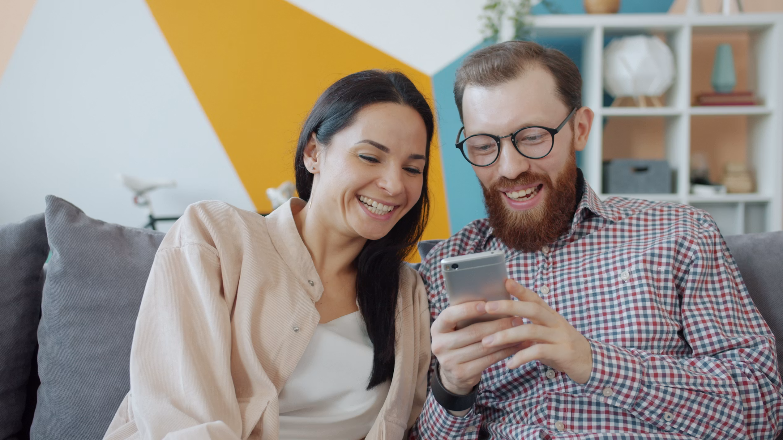 couple complice partageant un moment chez eux