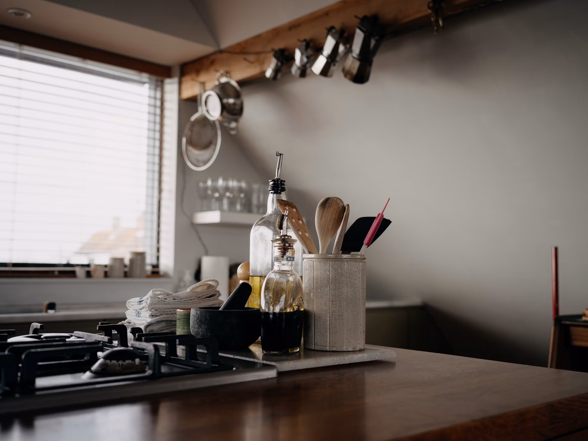 couple souriant consultant ensemble son projet immobilier