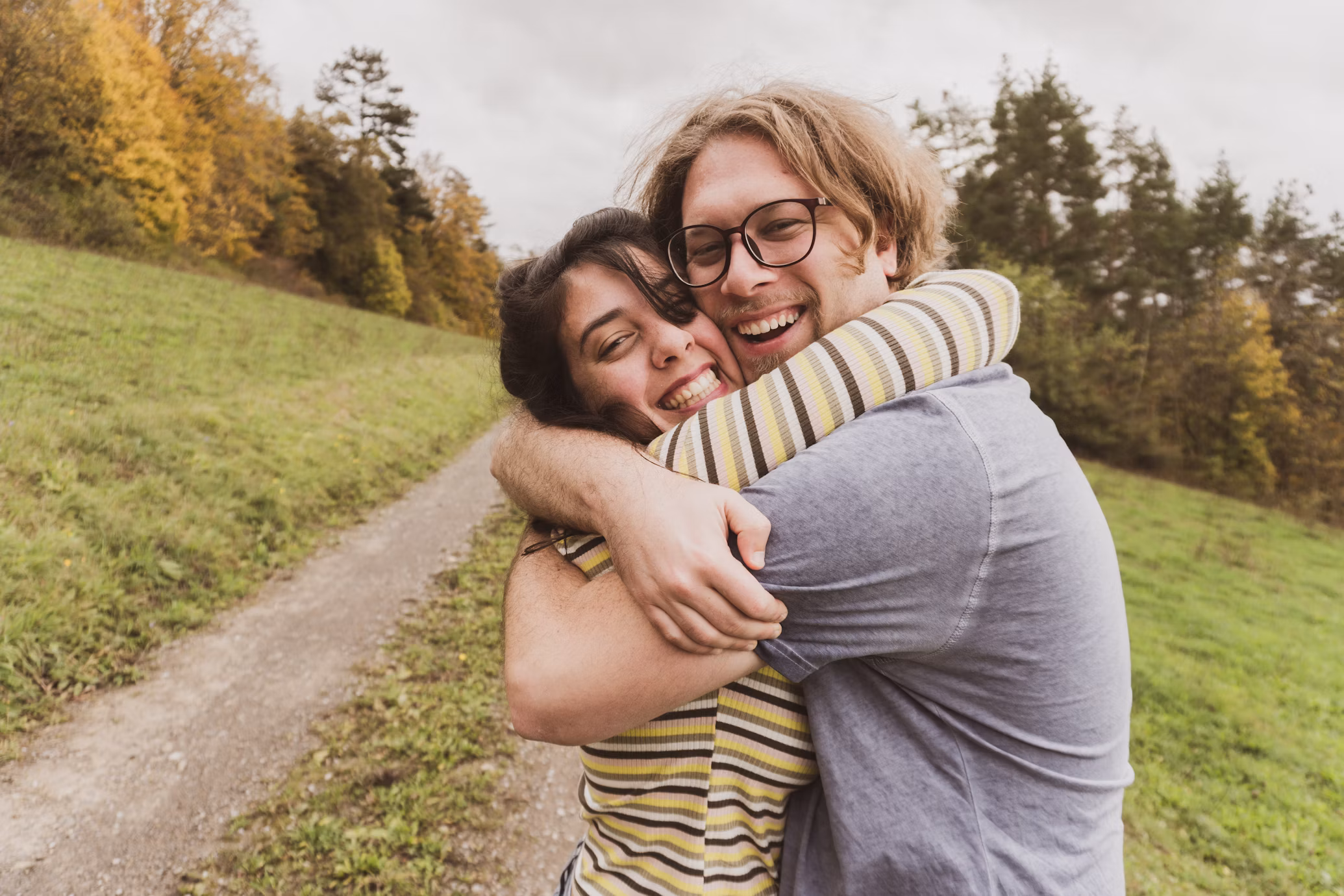 couple heureux, bénéficiaire d'un accompagnement fluide grâce aux professionnels partenaires